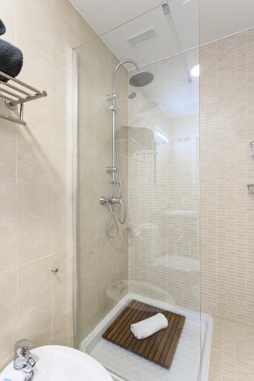 الاستوديو المعروض للبيع